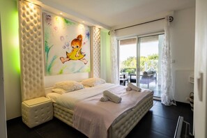 6 bedrooms, iron/ironing board, WiFi, bed sheets