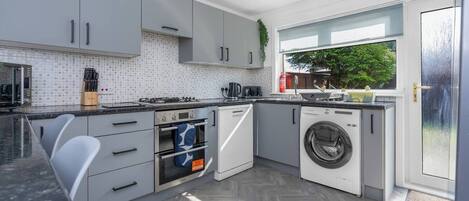 Réfrigérateur, four à micro-ondes, un four, surface de cuisson
