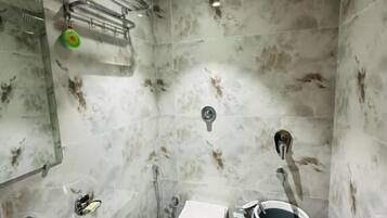 Kolmen hengen huone | Kylpyhuone | Suihku, pyyhkeet, saippua, sampoo