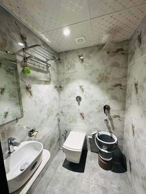 A bathroom with a bathtub, toilet, and sink.