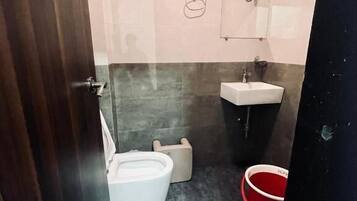 Deluxe Double Room | Bathroom | Shower, free toiletries, towels, soap