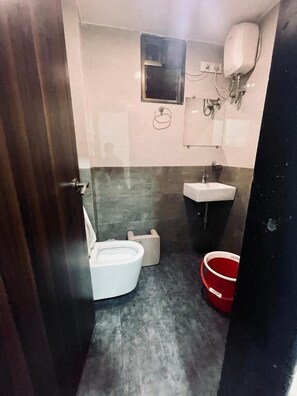 Une petite salle de bain comprenant des toilettes, un bidet et un lavabo.