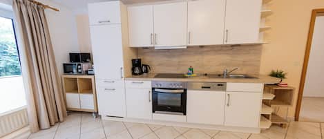 Een koelkast, een microgolfoven, een oven, een kookplaat