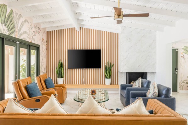 TV, fireplace