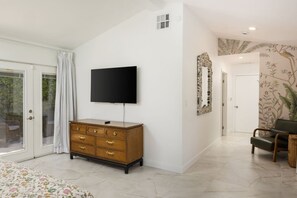 3 bedrooms, desk, WiFi, bed sheets