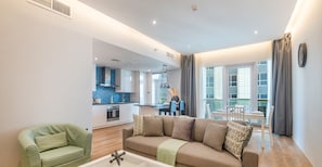 Appartement Luxe, balcon, vue ville | Coin séjour