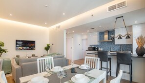 Apartament de luxe, balcó, vistes a la ciutat | Menjador