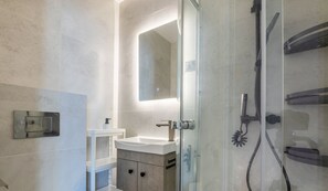 Apartament de luxe, balcó, vistes a la ciutat | Bany