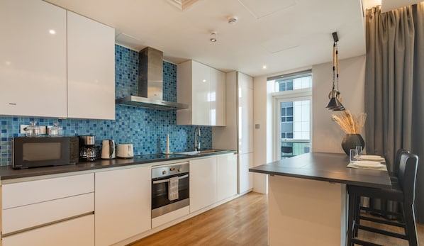 Appartement Luxe, balcon, vue ville | Coin cuisine privé