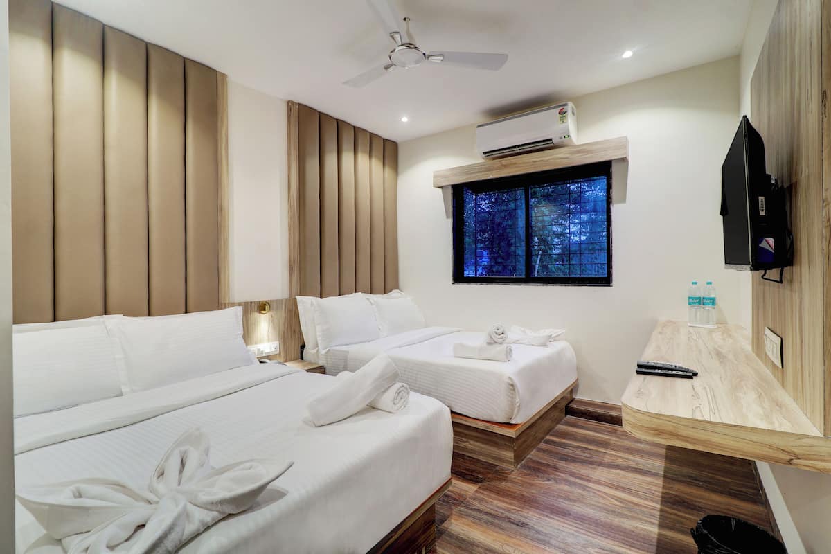 Laptop workspace, soundproofing, free WiFi