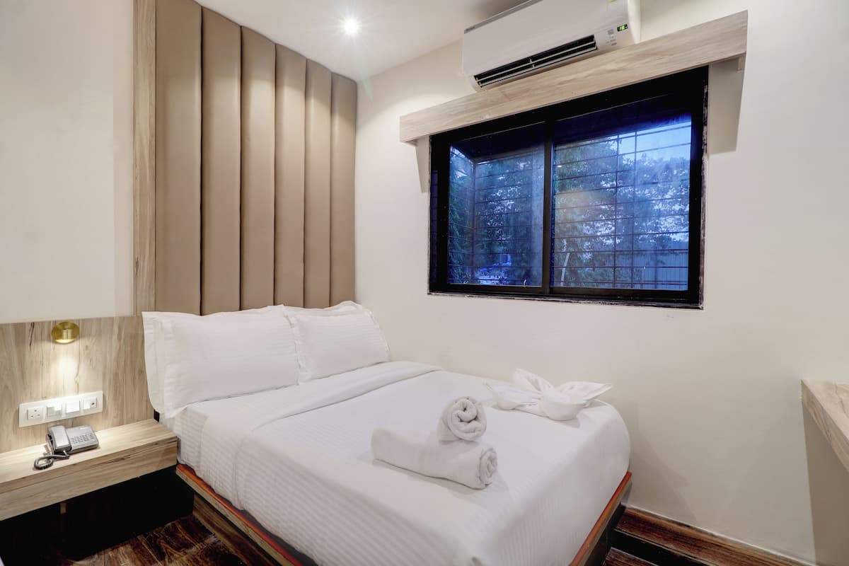 Laptop workspace, soundproofing, free WiFi