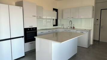 Apartment, 4 Bedrooms, Beachside | Private kitchen