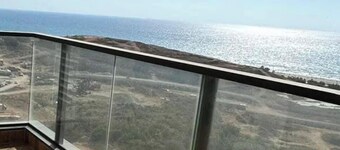 Charming 4BR APT with Stellar Sea View