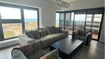 Apartment, 4 Bedrooms, Beachside | Living area