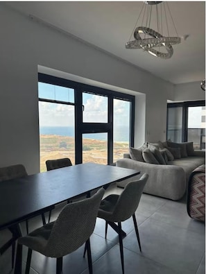 Apartamento, 4 habitaciones, junto a la playa | Zona de estar
