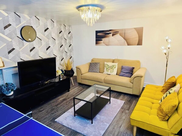 Apartment | Living area - Cosy Liverpool Apartment Upto 8 Guests (Liverpool)