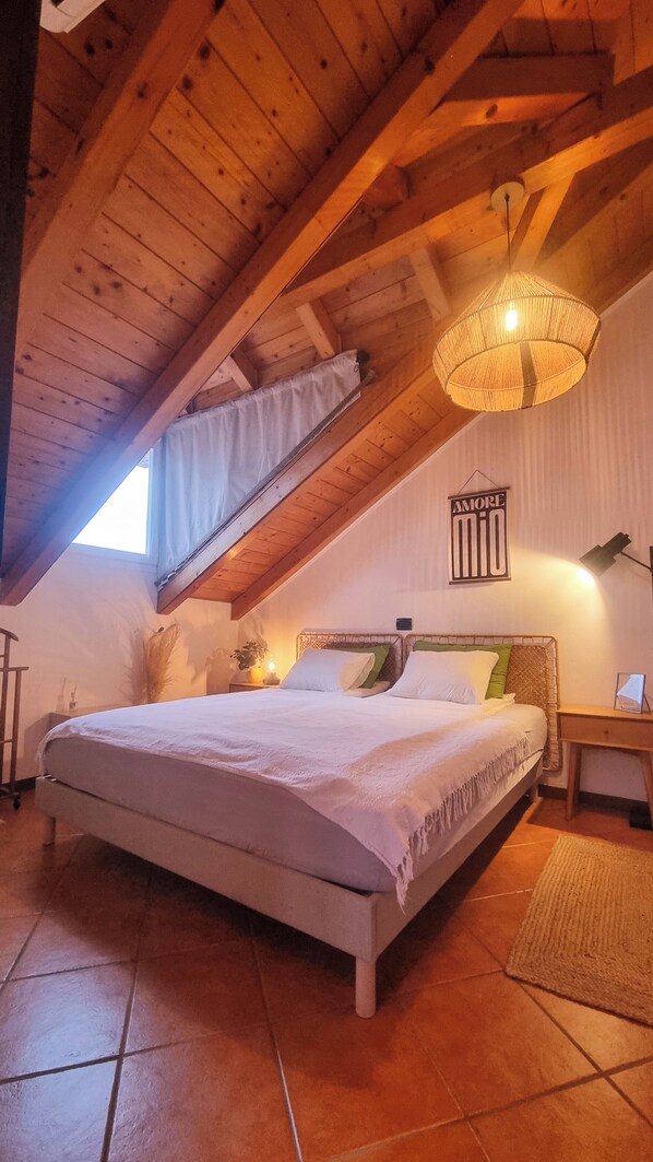 1 chambre, coffre-fort, bureau, fer et planche à repasser