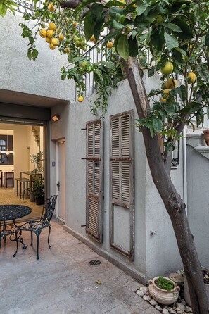 Courtyard - The Gem of Neve Tzedek by Sea N' Rent (Tel Aviv)