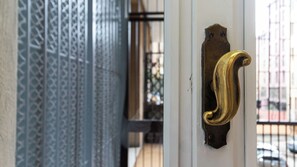 A door with a brass handle and a patterned metal grille. - Italianway Easy - Garibaldi 49 (Milan)