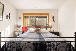 コンドミニアム ベッド (複数台) バルコニー マウンテンビュー (Sierra Pines Retreat) | 3 室のベッドルーム、客室ごとに異なる装飾、客室ごとに異なるインテリア