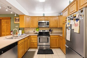 شقة - عدة أسرّة - بشرفة - منظر للجبل (Sierra Pines Retreat) | مطبخ خاص | ثلاجة، ميكروويف، فرن، موقد طهي مسطح