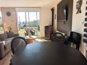 TV - Peaceful cottage with parking, mountain views (Bertrichamps)