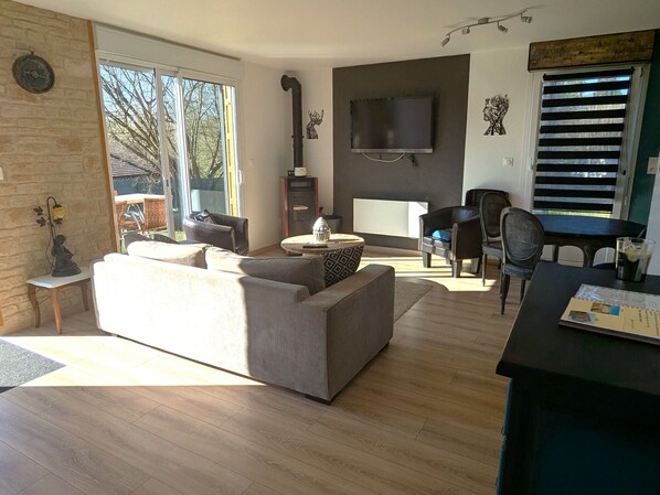 TV - Peaceful cottage with parking, mountain views (Bertrichamps)