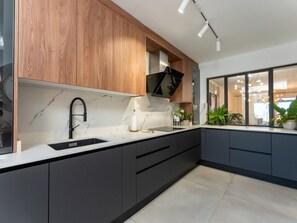 Een koelkast, een microgolfoven, een oven, een vaatwasser