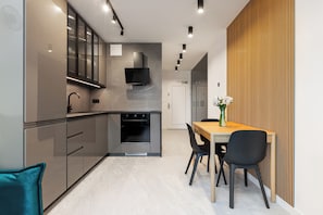 Apartament 24/26 | Private kitchen | Fridge, microwave, oven, stovetop