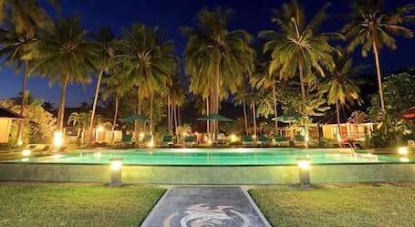 Una piscina al aire libre