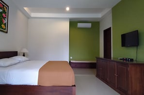 Quarto casal luxo, sacada, vista parcial para o mar | Quartos à prova de som, Wi-Fi de cortesia