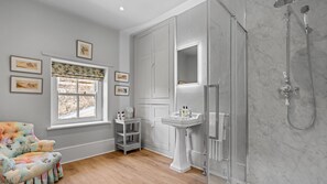 Hair dryer, towels - Spring House, Cowley - sleeps 11 guests  in 6 bedrooms (Near Cowley)