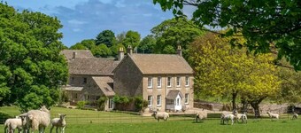 Spring House, Cowley - sleeps 11 guests  in 6 bedrooms