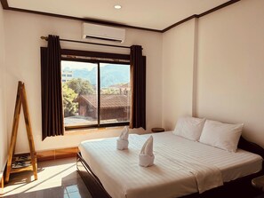 Chambre double, vue sur la montagne | Bureau, espace de travail pour ordinateurs portables