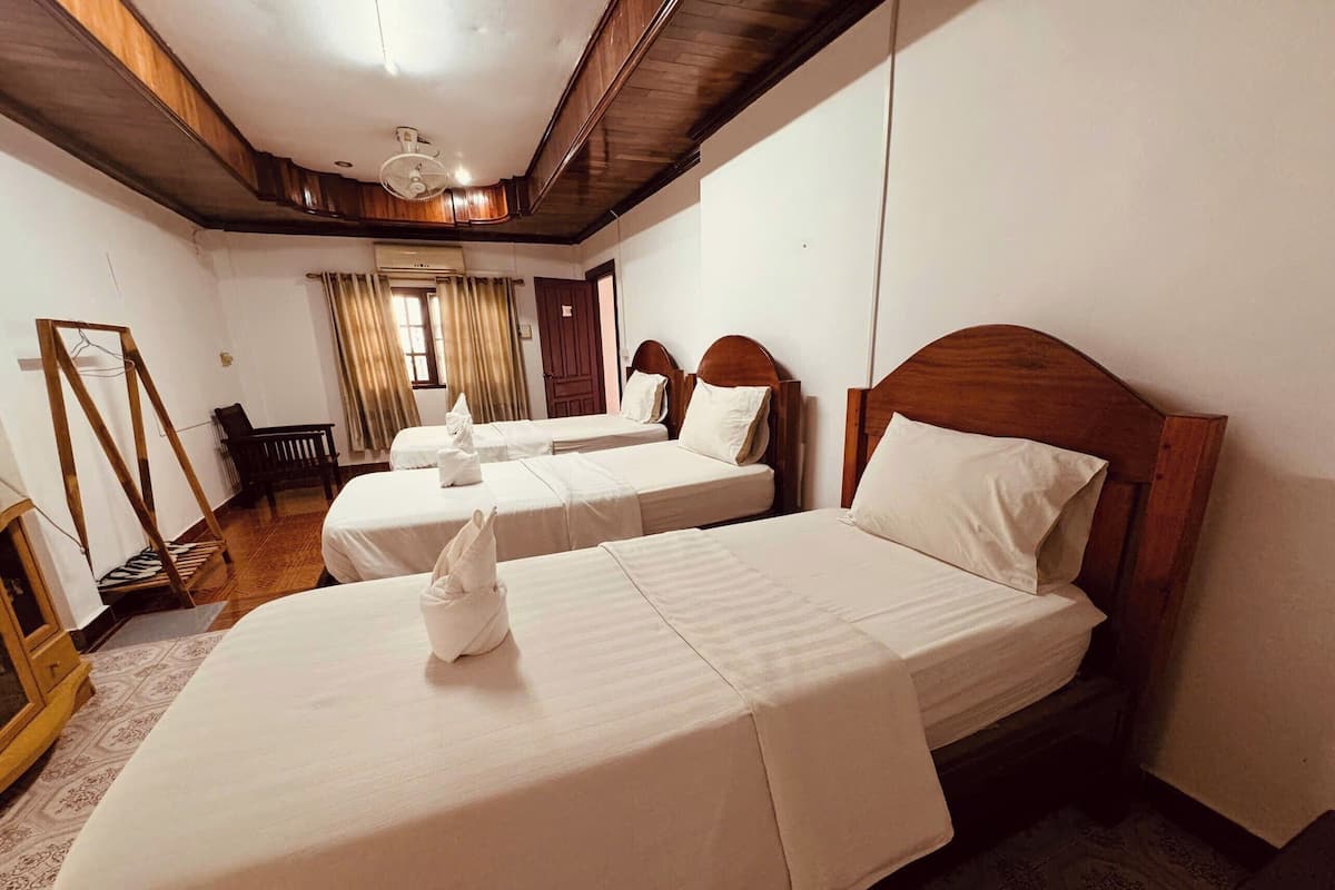 Economy Triple Room | Desk, laptop workspace, blackout drapes, soundproofing