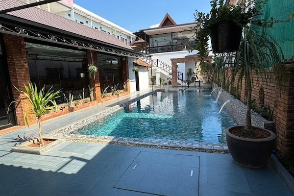 Hồ bơi ngoài trời