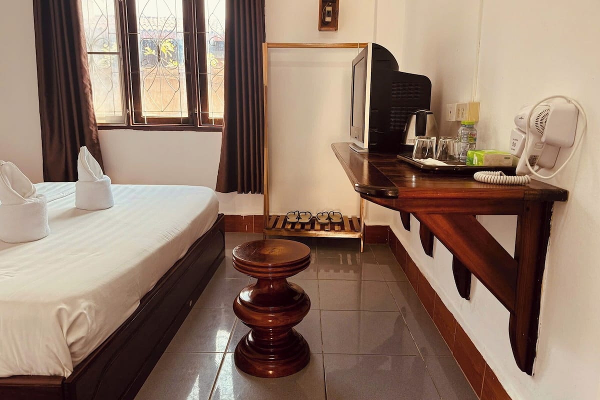 Economy Double Room, 1 King Bed | Desk, laptop workspace, blackout drapes, soundproofing