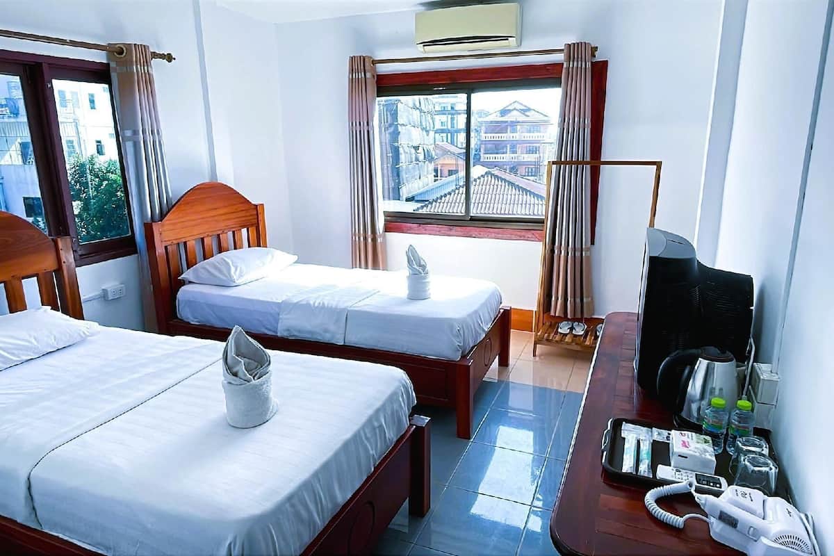 City Double or Twin Room | Desk, laptop workspace, blackout drapes, soundproofing