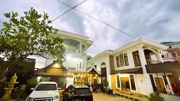 Vista frontal de la propiedad