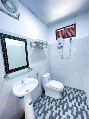 Shower, free toiletries, hair dryer, slippers - Walking Street Hotel (Vang Vieng)