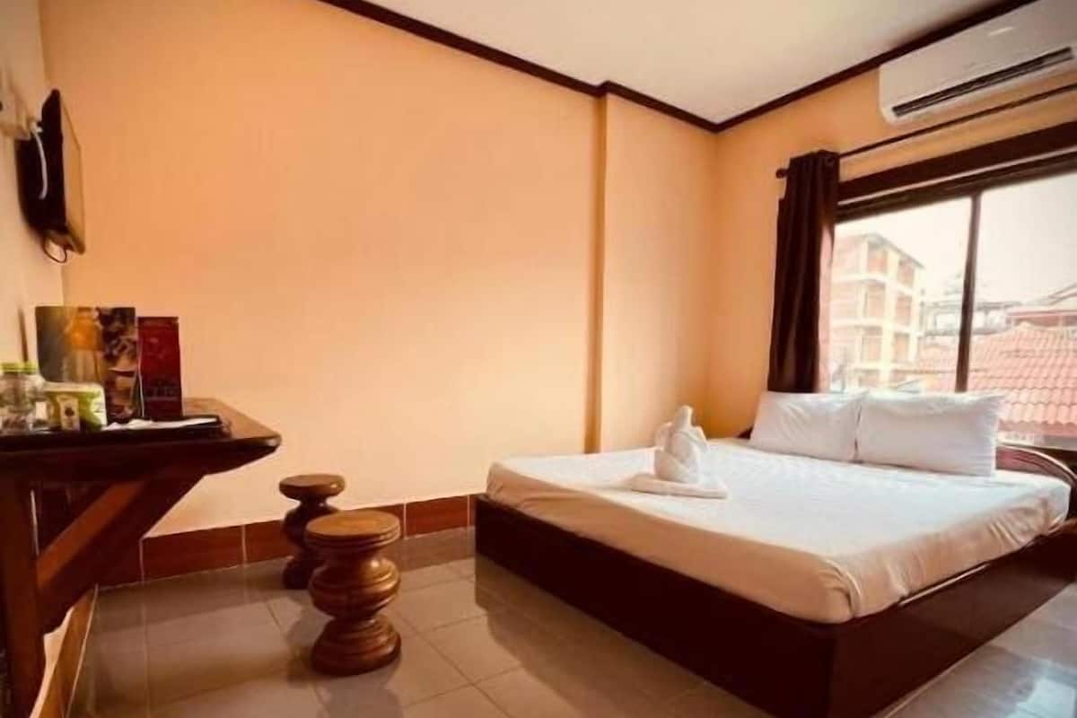 Deluxe Double Room, Mountain View | Desk, laptop workspace, blackout drapes, soundproofing