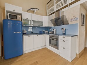 Fridge, microwave, oven, dishwasher - Duplex for 4 with balcony and direct beach access (Le Croisic)