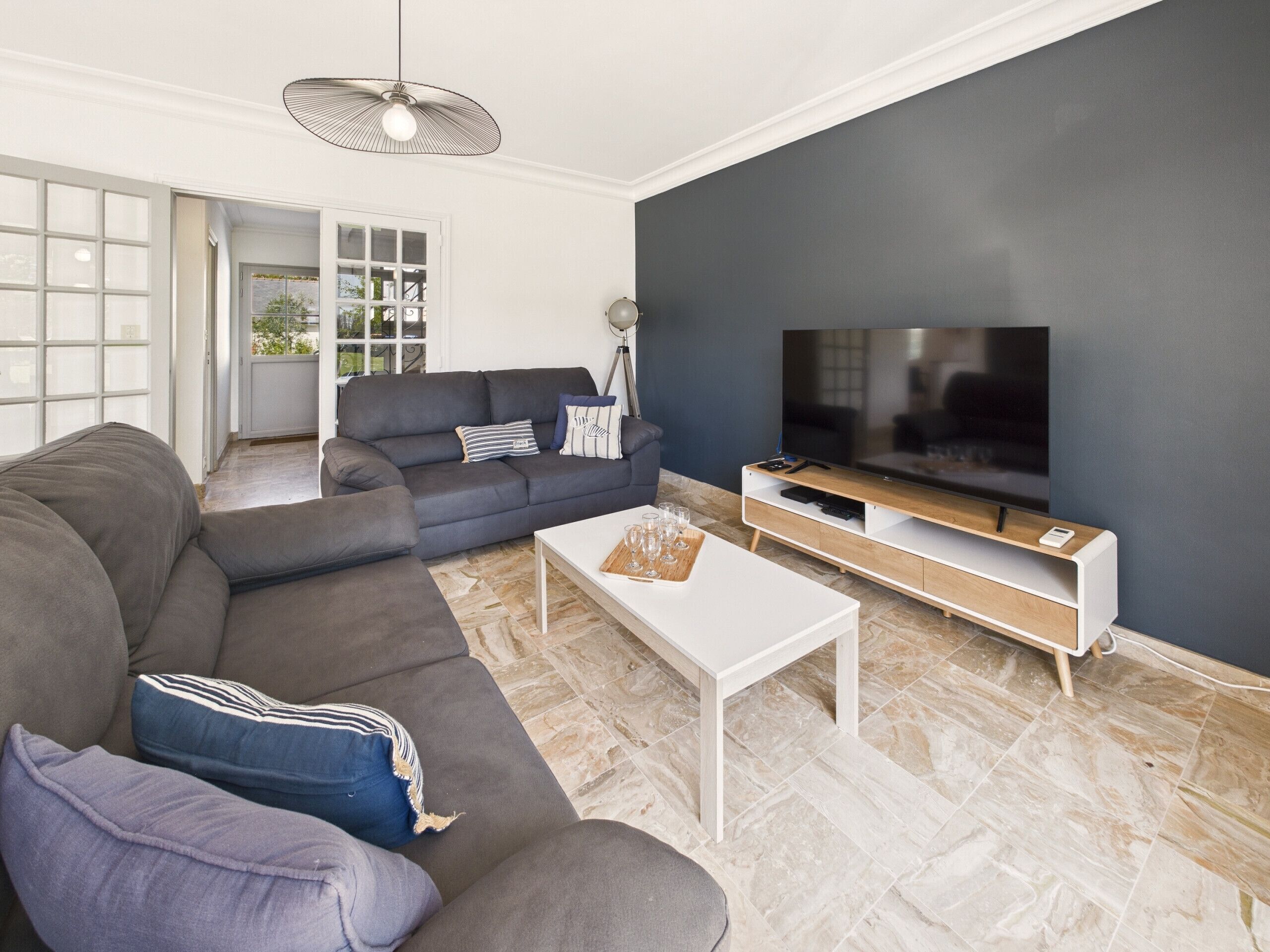 Télévision, lecteur de DVD, table de tennis de table