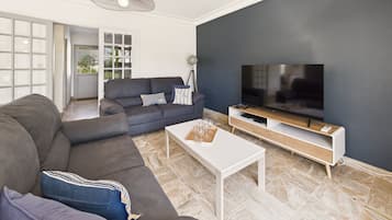 Télévision, lecteur de DVD, table de tennis de table