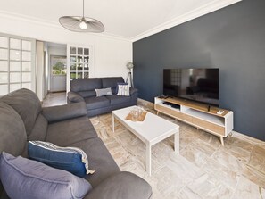 Télévision, lecteur de DVD, table de tennis de table