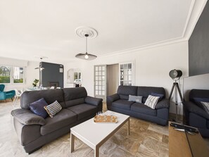 TV, DVD player, mesa de pingue-pongue