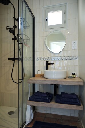 淋浴设施、吹风机、毛巾、肥皂