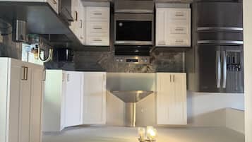 Een koelkast, een magnetron, een oven, een kookplaat