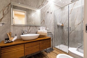 Haartrockner, Bidet, Handtücher, Seife