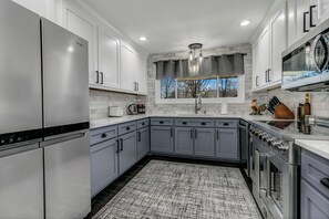 Signature House, 3 Bedrooms, Non Smoking, Patio | Private kitchen | Fridge, microwave, oven, stovetop